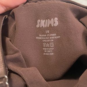 Skims: SCULPTING BODYSUIT MID THIGH W. OPEN GUSSET (COCOA)